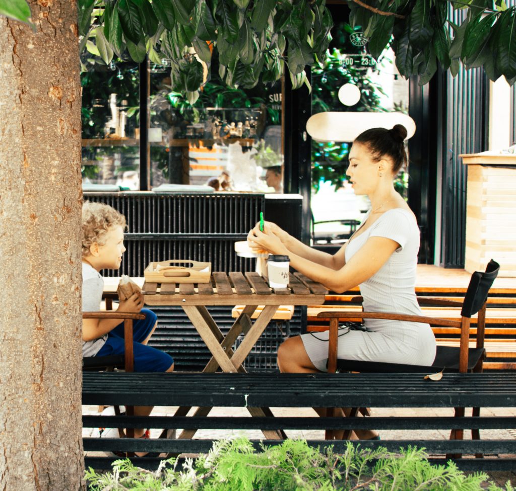 Cedar Valley resturants in Waterloo or Cedar Falls that have free or cheap meals for kids